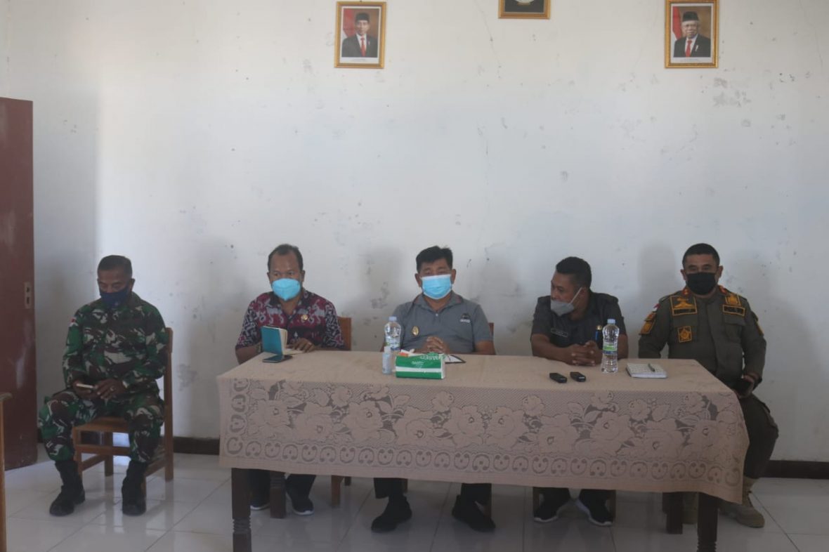 Wabub Kupang Jerry Manafe bersama Kadis PMD dan Kasat Pol PP Kabupaten Kupang Saat Pantau Kegiatan Seleksi Perangkat Desa di Kecamatan Amfoang Tengah.