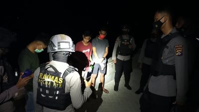 Tim Raimas Ditsamapta Polda NTT, mengamankan empat pemuda saat asyik menenggak minuman keras (miras) di belakang hotel on the rock.