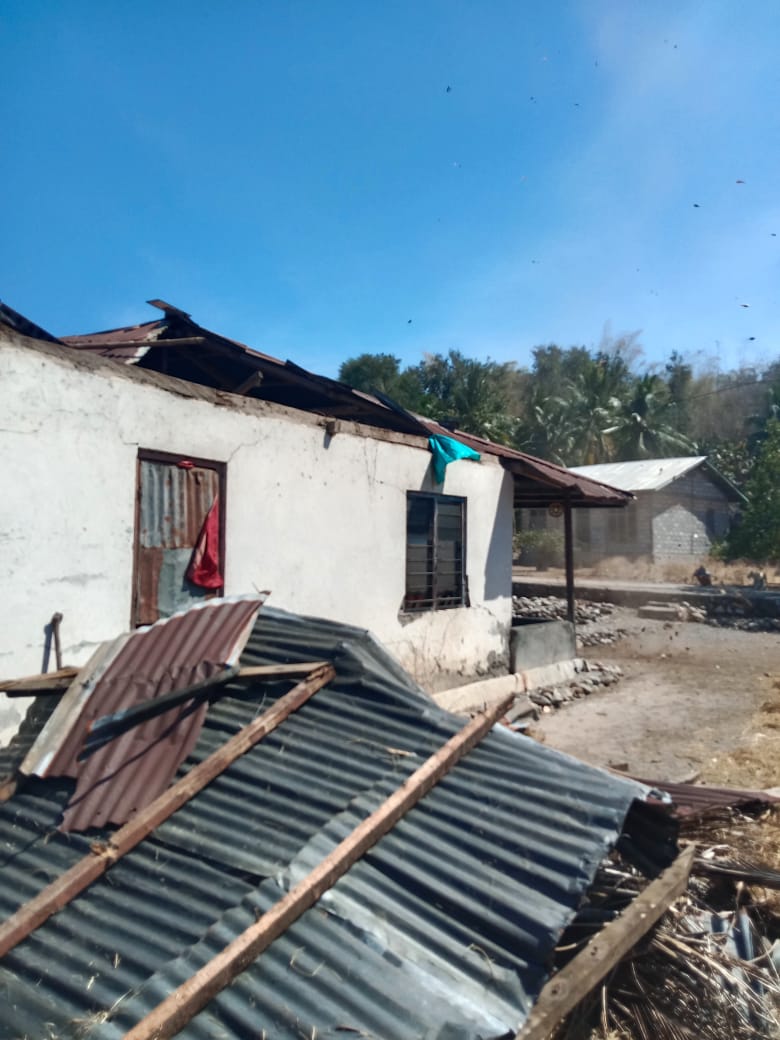 Angin Kencang Runtuhkan Rumah Milik Samuel Nailius Warga Desa Bioba Baru Kecamatan Amfoang Barat Daya.