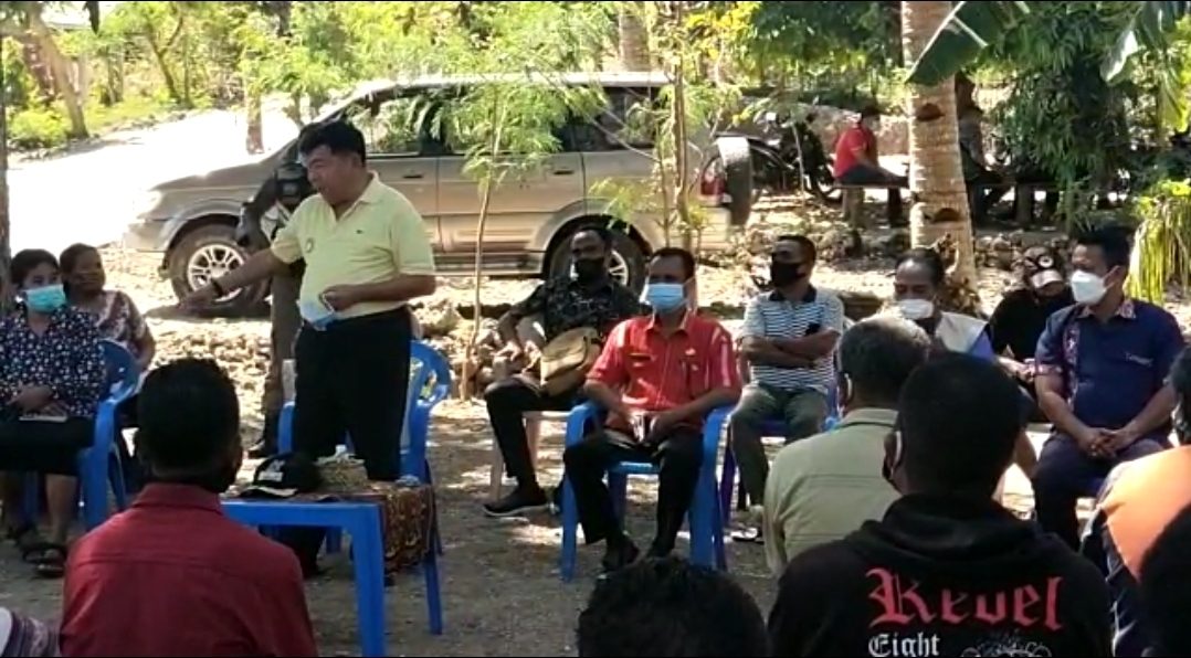 Wakil Bupati Kupang Jerry Manafe saat berdiskusi bersama warga korban Seroja di Desa Oesena ( 13/08/2021).