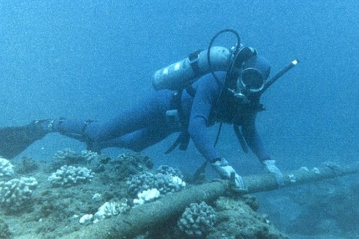Gambar ilustrasi kabel optik bawah laut.