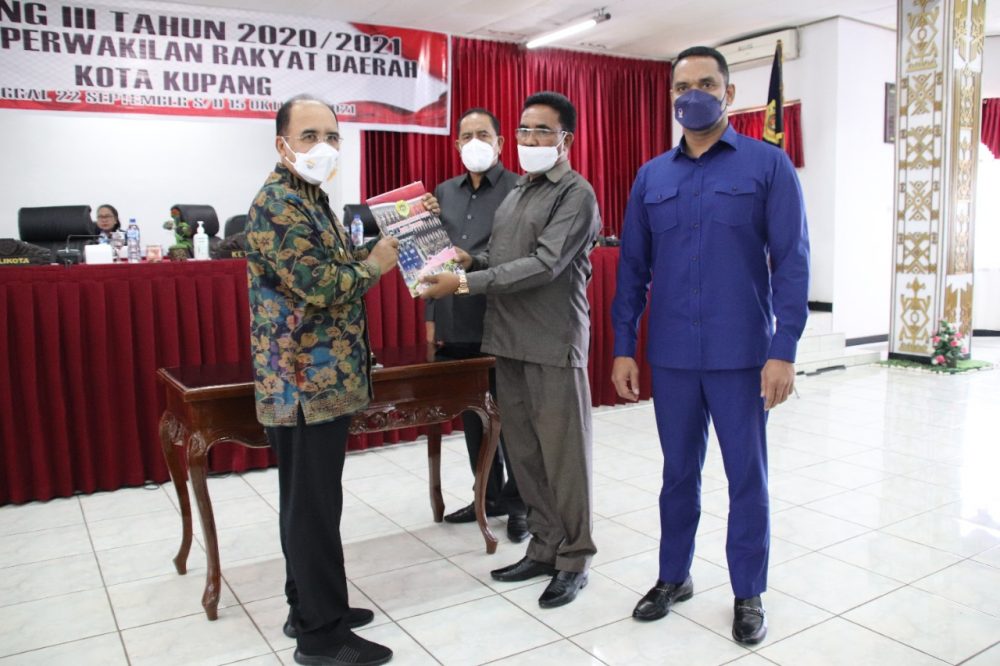 Ketua DPRD Kota Kupang Yeskial Loudoe menyerahkan 3 Raperda Kepada Wali Kota Kupang Jefry Riwu Kore.