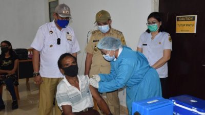 Foto.Wali Kota Kupang Dr. Jefirstson R. Riwu Kore, MM, MH dan Wakil Wali Kota Kupang dr. Hermanus Man, meninjau pelaksanaan vaksinasi