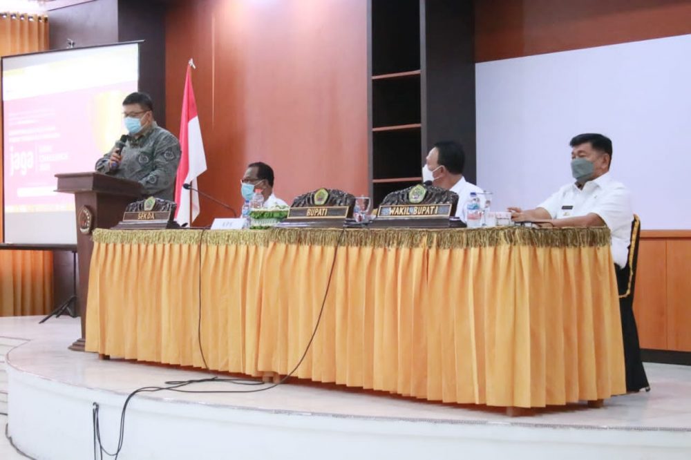 Foto. Ketua Tim Koordinasi dan Supervisi Wilayah V KPK RI Fries Mounth Wongso bersama anggota
 Lakukan Monitoring di Kabupaten Kupang.