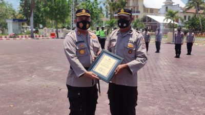 Kapolres Kupang AKBP Aldinan R.J.H. Manurung S.H, S.I.K, M.SI memberikan piagam penghargaan kepada IPDA Basilio Parera.