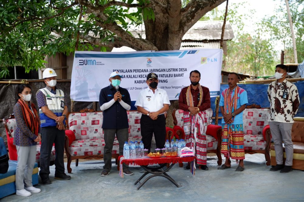 Wakil Bupati Kupang dan GM) PLN Unit Induk Wilayah NTT, Lakukan Penyalaan Listrik Perdana di desa Kalali.