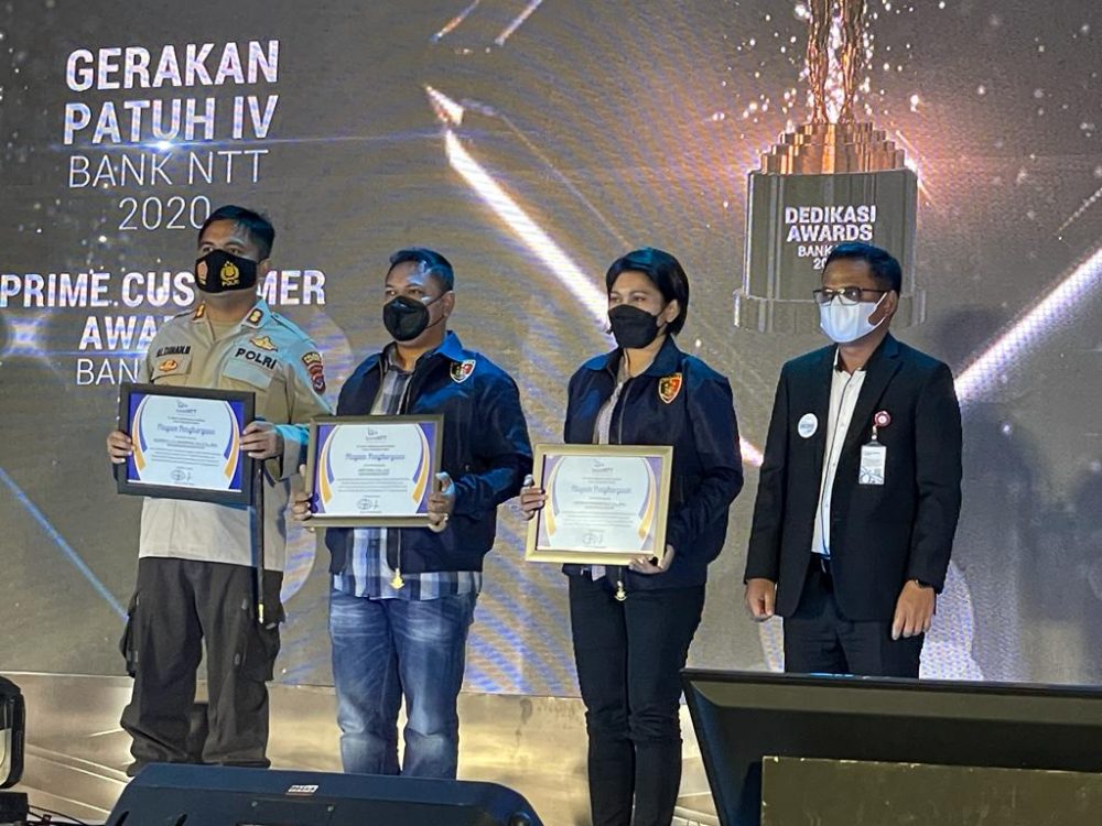 Foto.Kapolres Kupang AKBP Alidnan RJH Manurung SH SIK MSi, bersama tim penyidik tindak pidana perbankan mendapat penghargaan award  bank NTT.