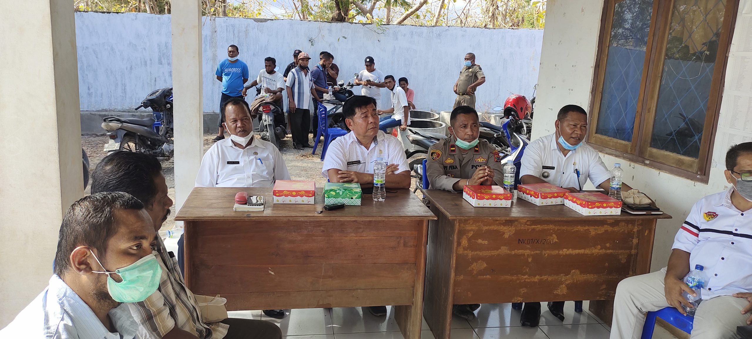 Wakil Bupati Kupang Jerry Manafe dan Kadis PMD Charles Panie Mengurai persoalan APBDes di Desa Tanah Merah.