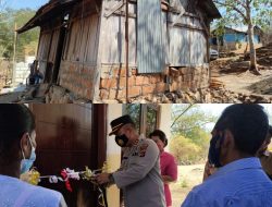 Kapolres Kupang Serahkan Kunci Rumah Korban Badai Seroja