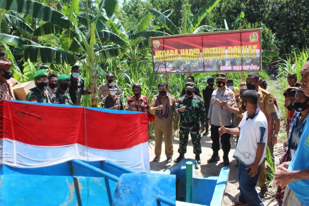 Upacara peringatan HUT TNI ke-76, di lokasi pompa hidram kampung Kaenoni, Desa Baumata Timur.