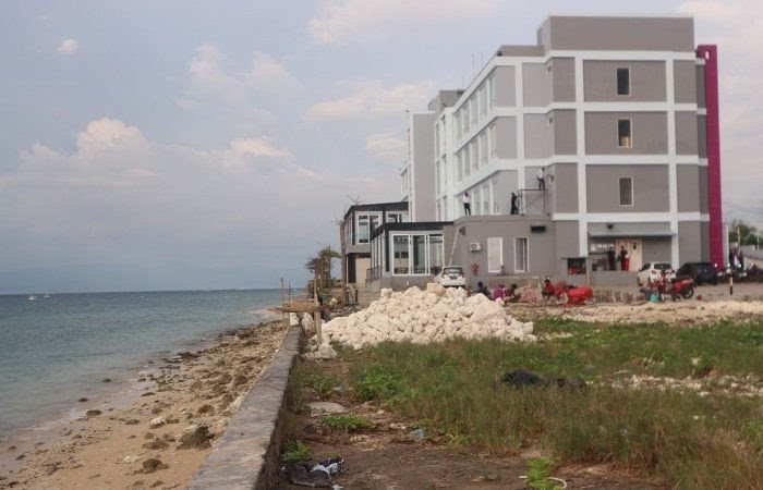 Foto. Bangunan Swiss - Belcurt Hotel yang condong ke jalan pesisir ( jogging rack) pantai kelapa lima.