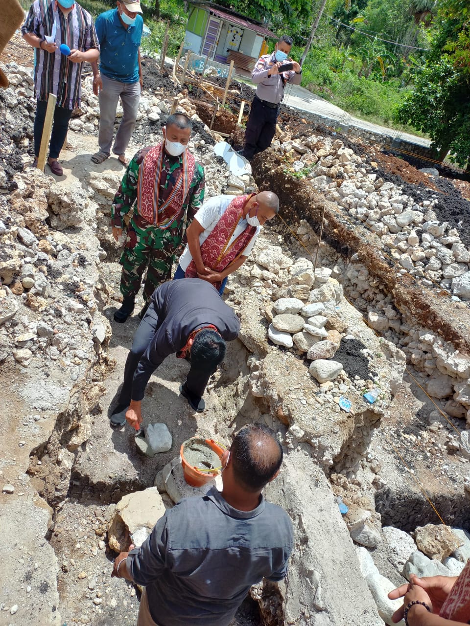 Wakil Bupati Kupang Jerry Manafe, letakan batu pertama pembangunan gedung BLKK Jemaat GMIT Maranata Teunbaun.