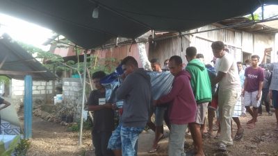 Isak Tangis Keluarga Sambut Jenazah Pemuda Meninggal di KM Sirimau
