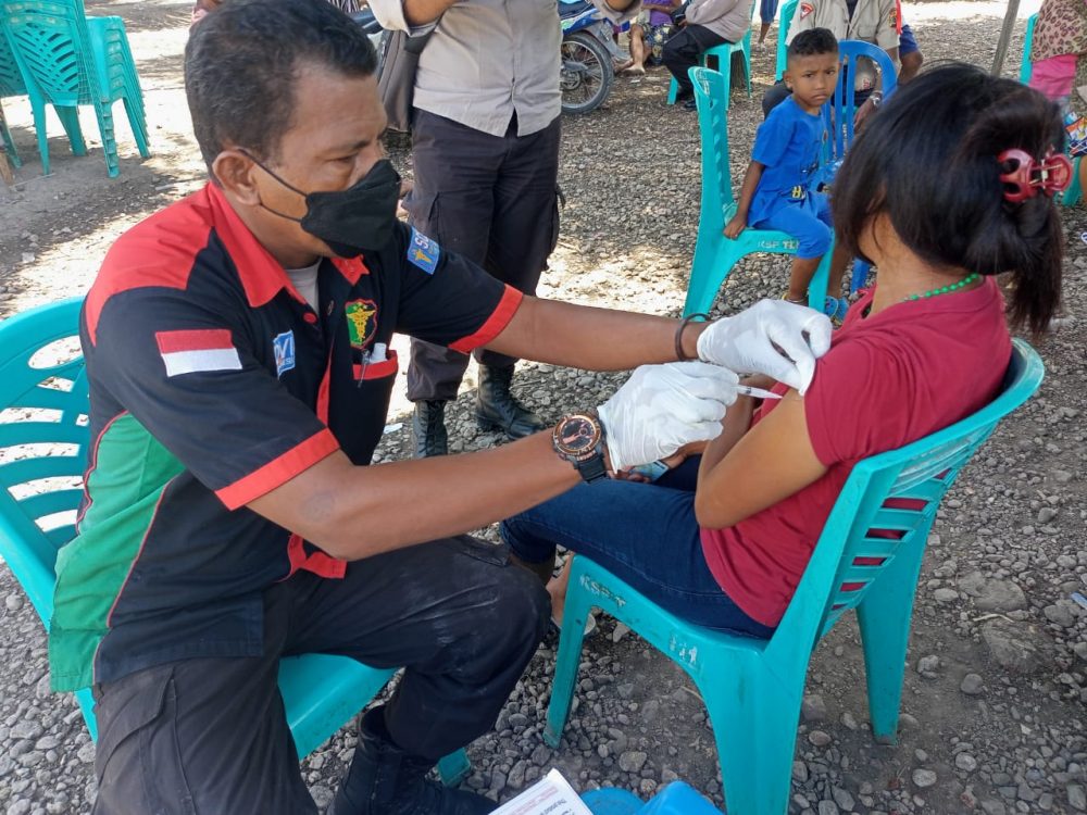 Tim Klinik Polres Kupang Lakukan Vaksinasi Covid-19, bagi warga Tuapkan.