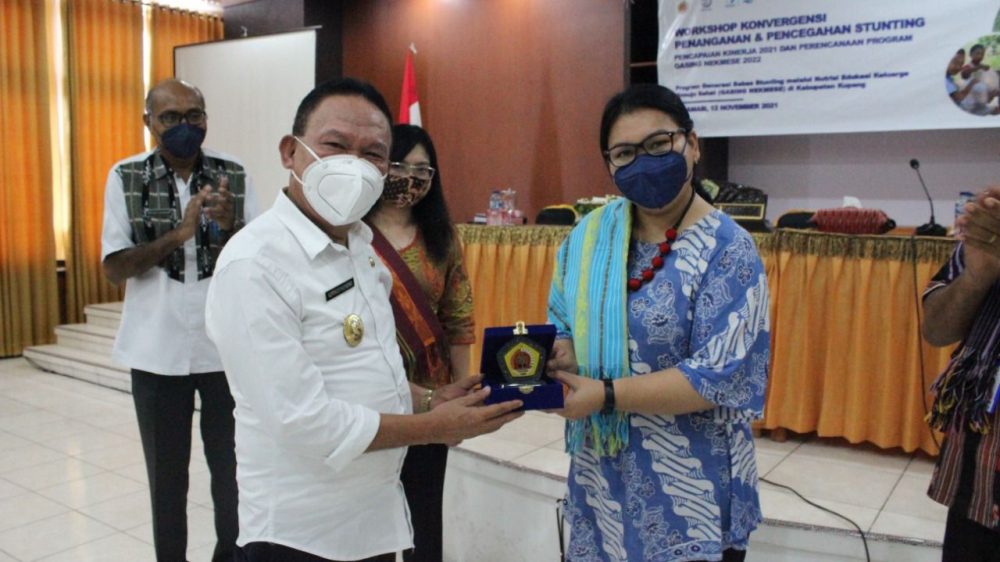 Foto. Penyerahan plakat dan piagam dari Pemerintah kabupaten Kupang kepada Yusrini Rizki Pohan dari Danone Indonesia.