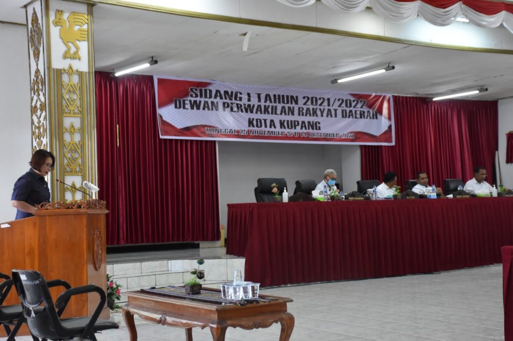 Foto. Sekretaris Gabungan Komisi DPRD Kota Kupang, A. A. Ayu Witari P. Tallo, SE, membacakan laporan hasil pembahasan komisi terhadap rancangan kebijakan umum APBD Kota Kupang dan rancangan PPAS tahun anggaran 2022.