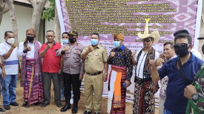 Foto. 18 Calon Kepala Desa se kecamatan Kupang Tengah nyatakan ikrar deklarasi damai di halaman depan kantor camat.