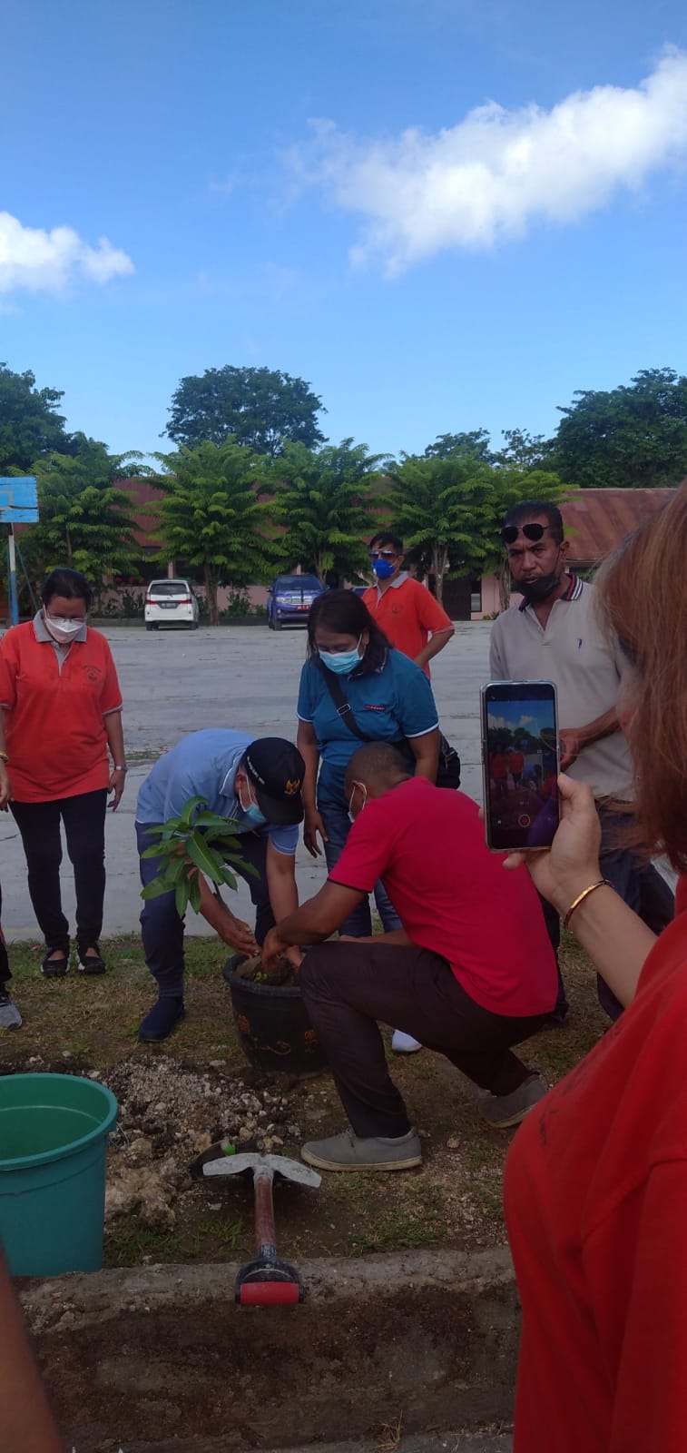 Foto. Wali Kota Kupang, Dr. Jefri Riwu Kore dan Kepala SMAN 5 Kupang, Veronika Wawo, S.Pd.,M.Pd dan siswa - siswi SMAN 5 tanam pohon.