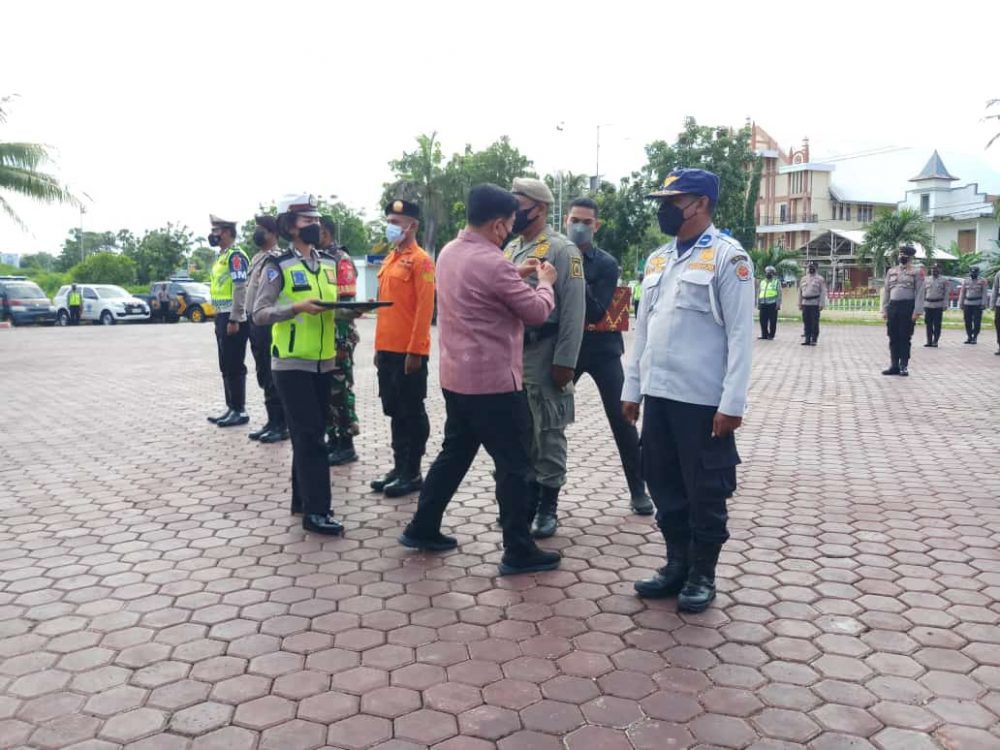 Foto. Wakil Bupati Kupang bertindak sebagai inspektur Upacara memeriksa pasukan dan penyematan pita operasi.