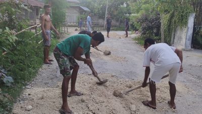 Tak Kunjung Diperbaiki, Pemuda Manumuti Swadaya Tutup Jalan Dengan Tanah