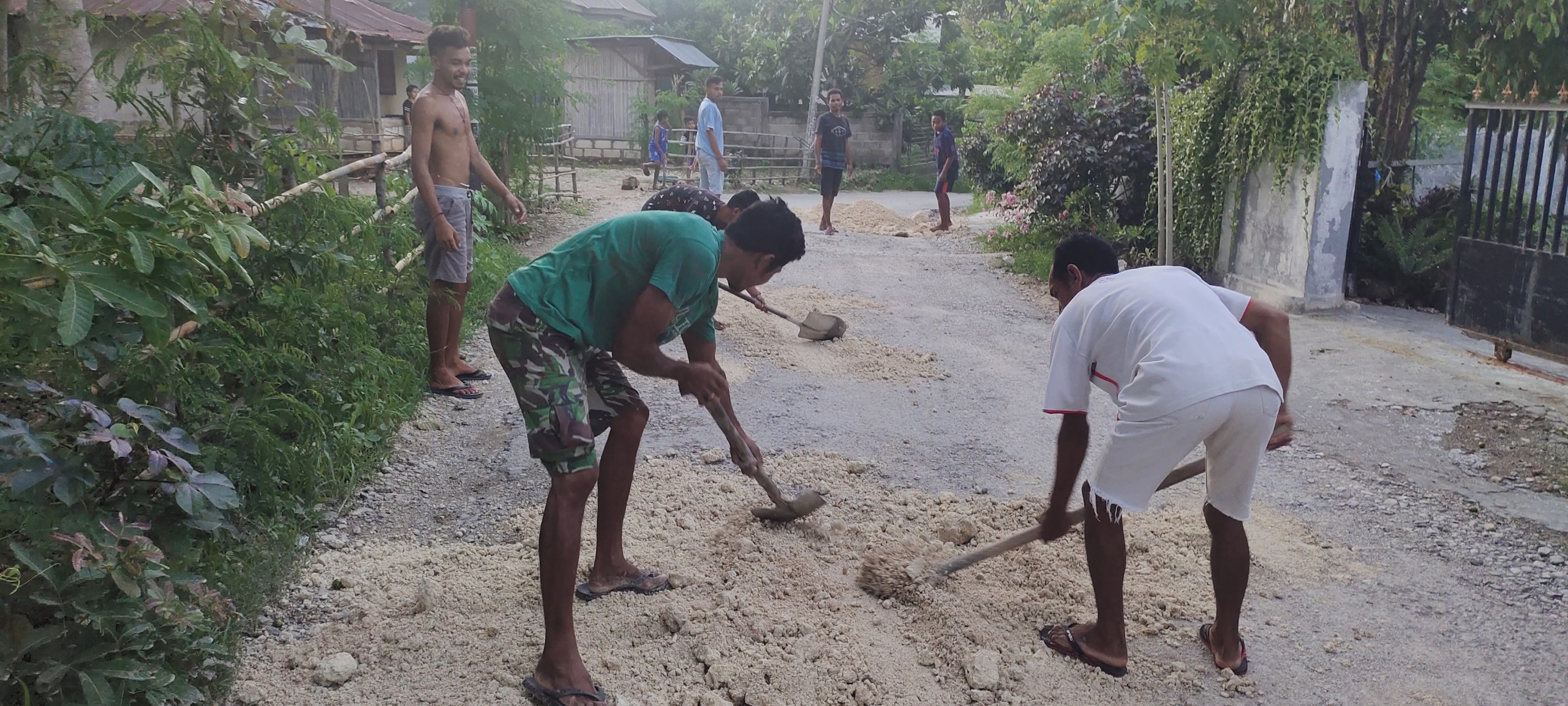 Foto. Pemuda Manumuti Swadaya Tutup Jalan berlubang dengan Tanah.