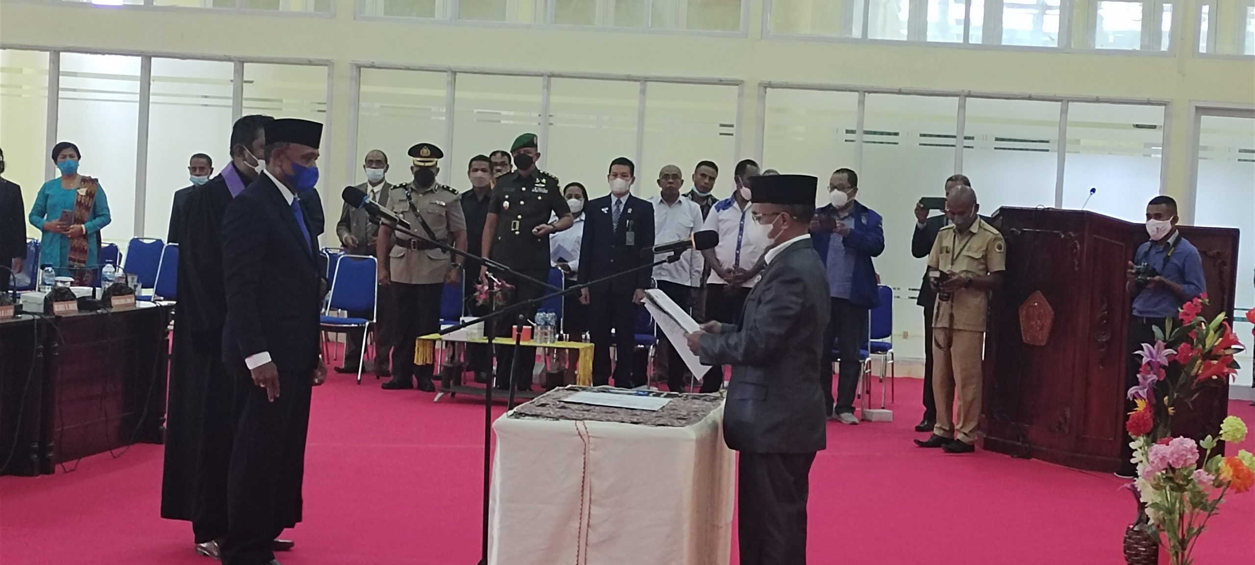 Foto. Ketua DPRD Kabupaten Kupang Daniel Taimenas lantik Drs. Yohanis Muna Jadi Anggota DPRD  PAW Dari Partai Demokrat.