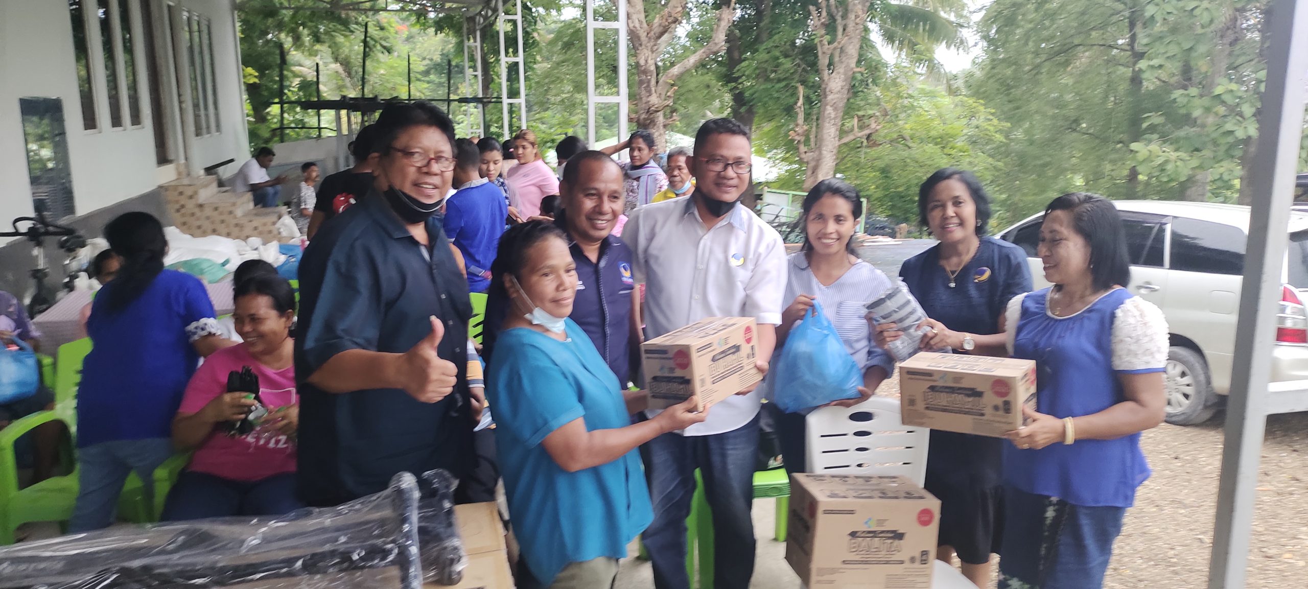 Foto.  Ketua DPD Partai Nasdem Kabupaten Kupang Dra. Sofia Malelak - De haan bagikan 100 paket Nataru.