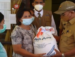 Walikota Kupang Serahkan Bantuan Beras PPKM untuk 22.518 Keluarga