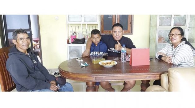 Foto. Caesar Archangels Hendrik Meo Tnunay bersama kedua orang tuanya bertemu anggota DPRD Kabupaten Kupang Anton Natun.