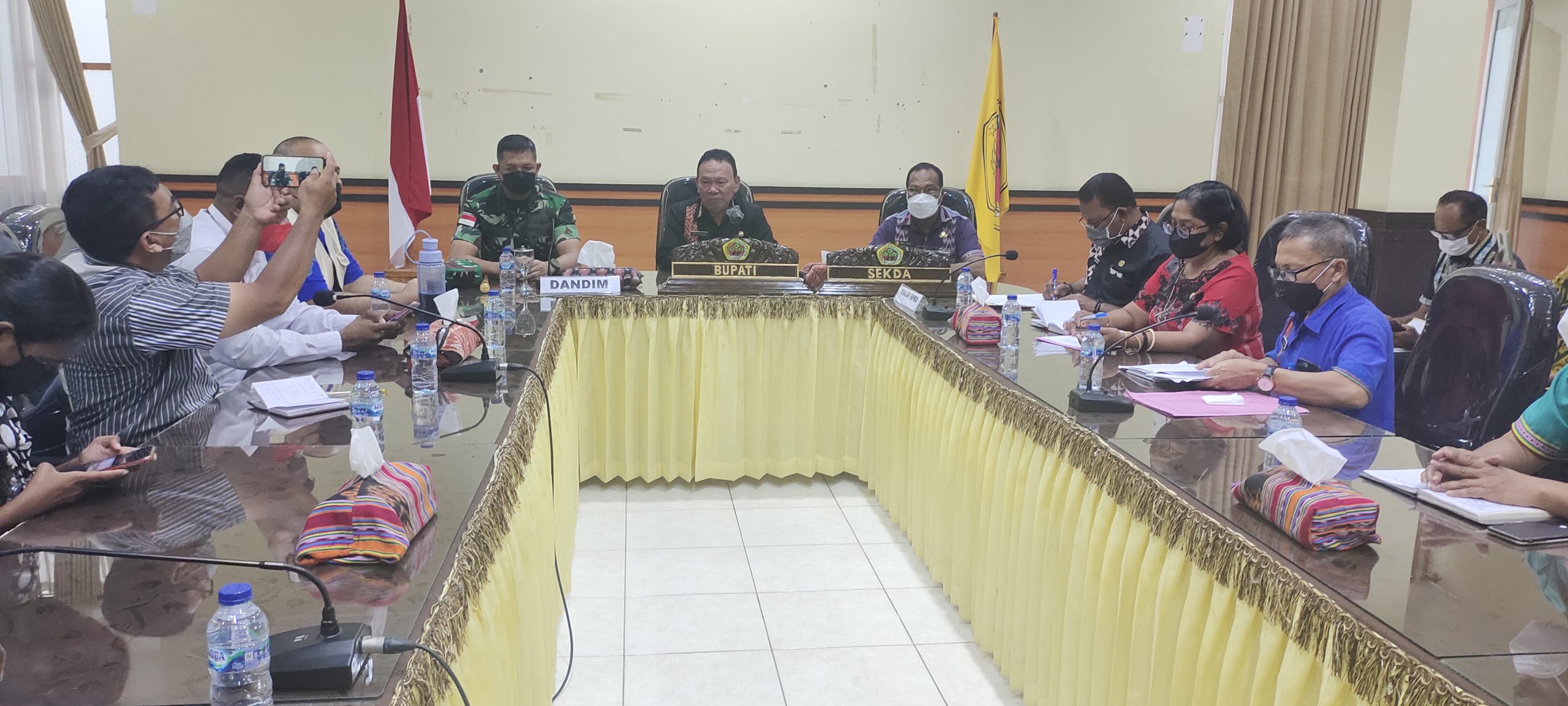 Foto. Bupati Kupang Korinus Masneno gelar jumpa pers terkait dana bantuan seroja di kabupaten kupang.