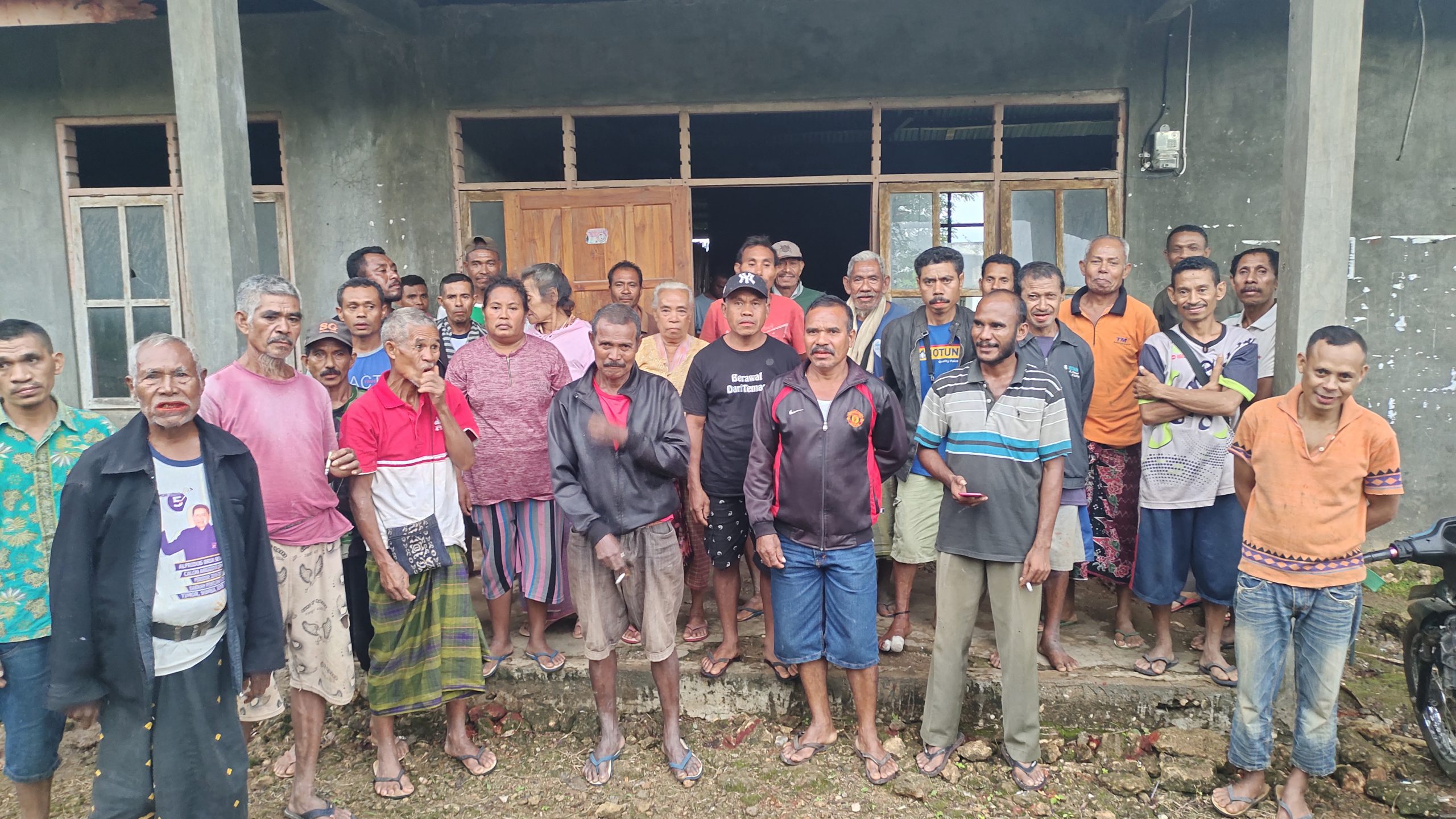 Foto. Sejumlah warga Dusun V Desa Baumata Timur menuntut biaya ganti untung atas lahan dan tanaman.