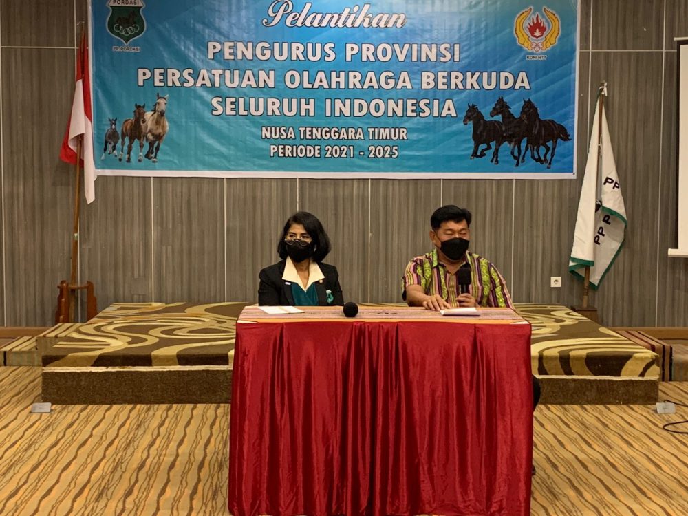 Foto. Ketua Pengurus Pusat Persatuan Olahraga Berkuda Seluruh Indonesia (Pordasi), Triwatty Marciano, resmi melantik Pengurus Provinsi Pordasi NTT.