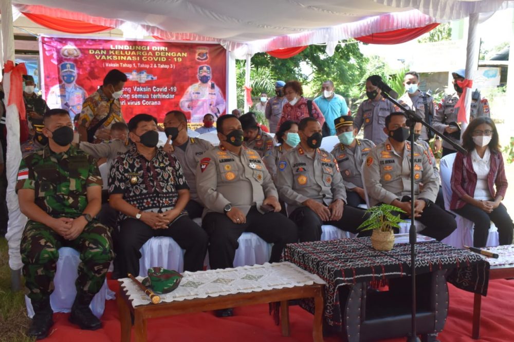 Foto. Wakil Bupati Kupang Jerry Manafe dan Wakapolda NTT, tinjau kegiatan Vaksinasi Massal di Kupang Barat.