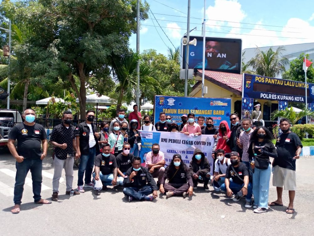 Foto. Rumah Millenial Indonesia (RMI) Wilayah NTT dan Garda Triple X Flobamora melakukan Kegiatan Gerakan Sepuluh Ribu Masker dan Ajakan Vaksinasi kepada Warga Kota Kupang.