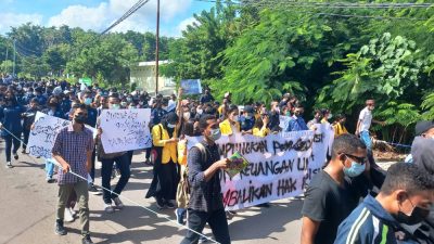 Foto. Ribuan mahasiswa Fakultas Ilmu Sosial dan Ilmu Politik, Undana Kupang gelar demo.