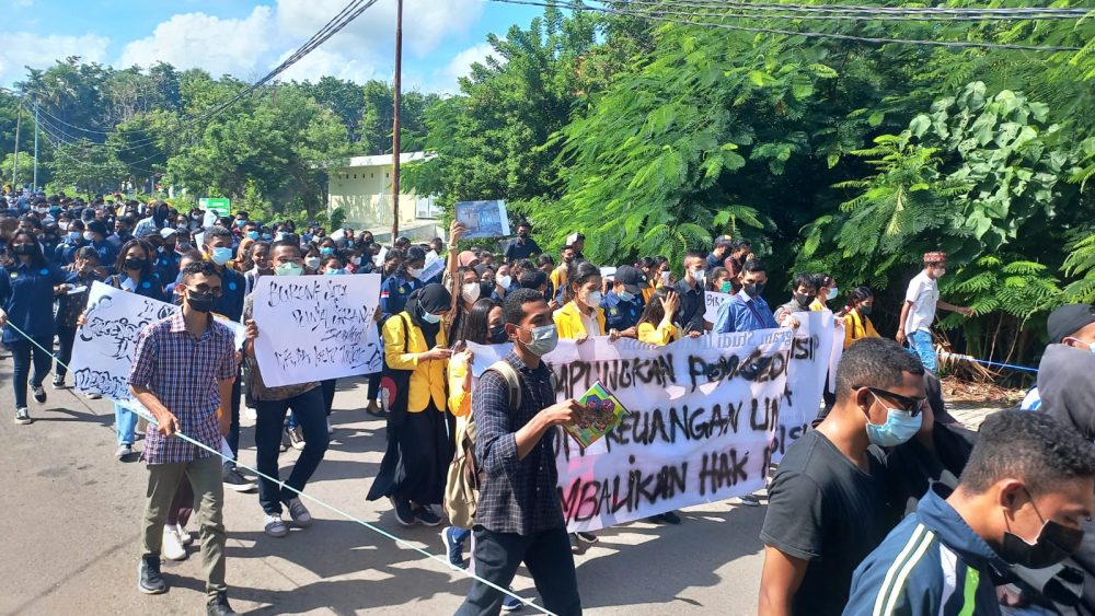 Foto. Ribuan mahasiswa Fakultas Ilmu Sosial dan Ilmu Politik, Undana Kupang gelar demo. 