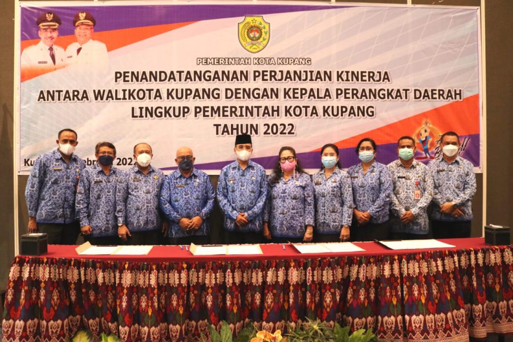 Penandatanganan Perjanjian Kinerja Pimpinan Perangkat Daerah  Lingkup Pemerintah Kota Kupang Tahun 2022 di Hotel Neo Aston Kupang, Kamis (17/2).
