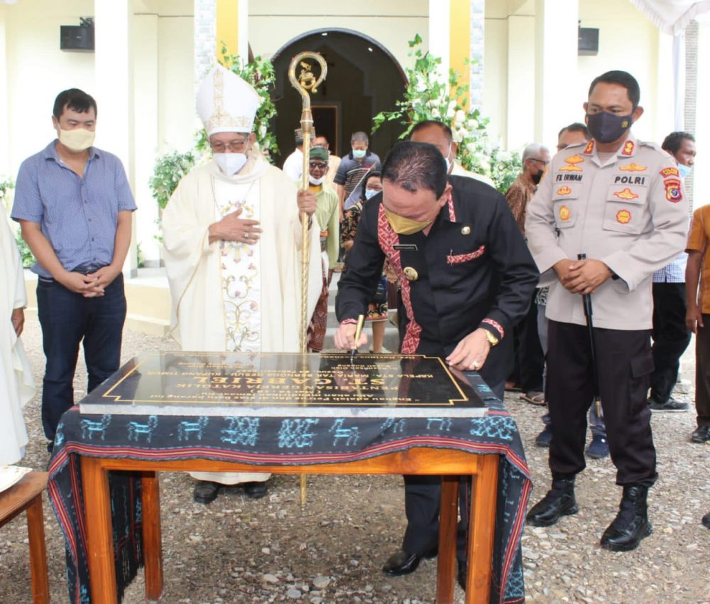 Foto. Penandatanganan prasasti Kapela Sta. Maria Tak Bernoda Oesuu, oleh Uskup Agung Kupang dan Bupati Kupang.
