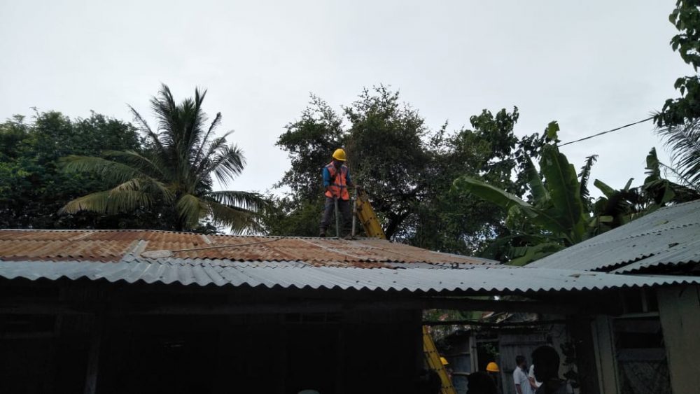 Foto. Petugas PLN sementara benahi kabel atap rumah yang  roboh di rumah korban.
