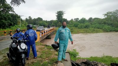 Foto. Proses pencarian jasad nenek terseret banjir di Kupang Timur.