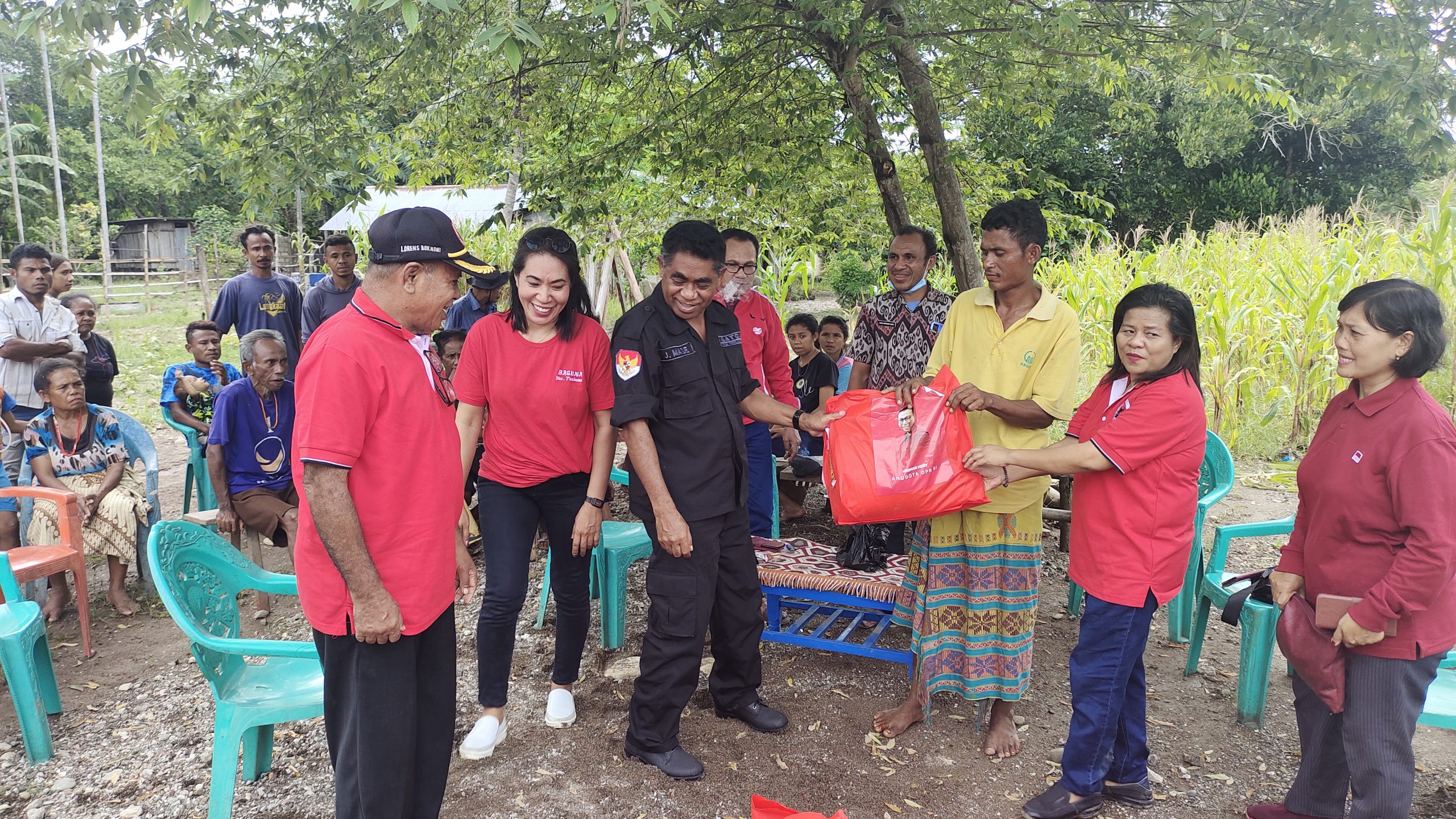 Foto. Jajaran pengurus DPC PDIP Kabupaten Kupang menyalurkan bantun paket sembako kepada warga korban banjir di Fatuleu Barat.