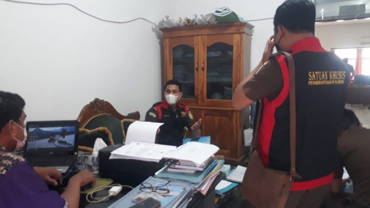 Foto. Tim jaksa penyidik Kejaksaan Negeri Kabupaten Kupang, saat melakukan pengeledayan kantor PDAM Kabupaten Kupang.