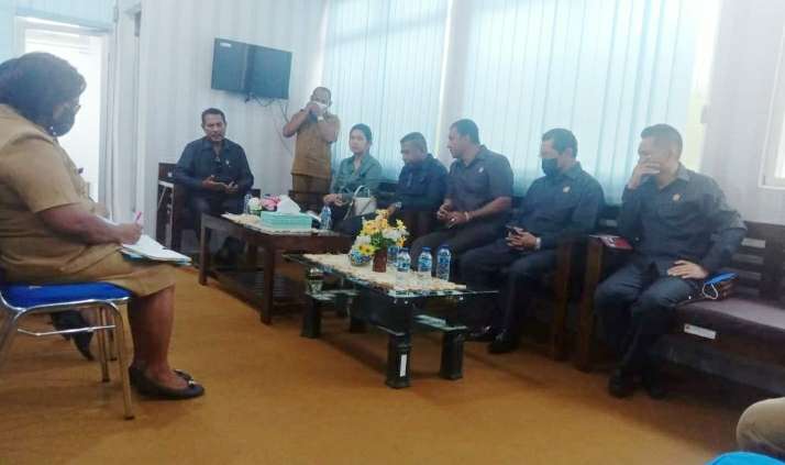 Foto. Anggota Komisi I DPRD Kota Kupang saat diskusi bersama BKP2D.