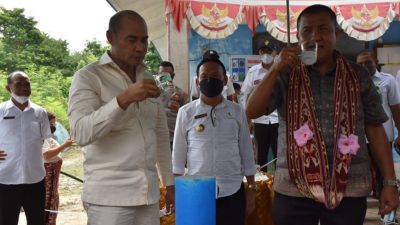 Foto. Gubernur NTT Viktor Bungtilu Laiskodat (VBL), meresmikan program air sehat standar WHO di desa Oenoni II.