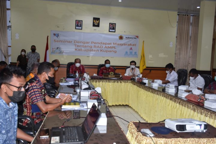 Foto. Sekretaris Daerah Kabupaten Kupang Obet Laha membuka kegiatan konsultasi publik tentang Rencana Aksi Daerah - Air Minum dan Penyehatan Lingkungan.