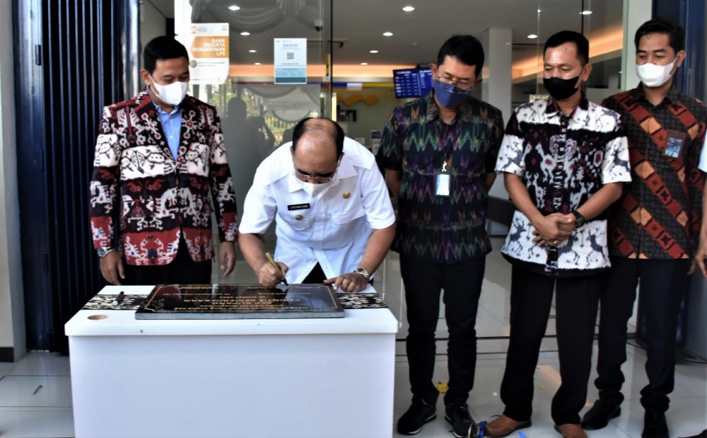 Foto. Wali Kota Kupang, Dr. Jefirstson R. Riwu Kore, MM, MH meresmikan Kantor PT. Bank Mandiri Cabang Kupang Perintis Kemerdekaan.