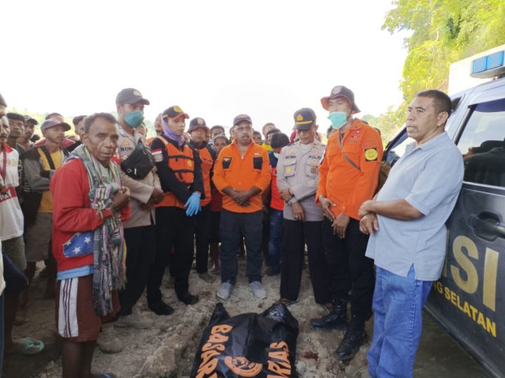 Tim SAR Gabungan saat mengevakuasi jenasah Novri Misa setelah berhasil ditemukan karena hanyut terseret banjir saat pergi rekreasi di jembatan Talmanu.