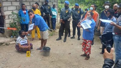 Foto. Personil gabungan Polres Kupang, Polsek Kupang Barat , bekerja sama POM TNI AD dan Kejaksaan Negeri Oelamasi Kupang, menggelar rekonstruksi kasus pengeroyokan di Desa Taloitan ke empat tersangka peragakan 40 adegan.