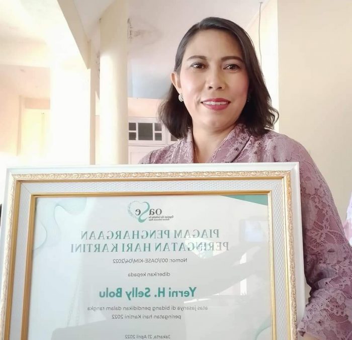 Foto. Yerni Selly Bolu Penerima penghargaan dari Organisasi Aksi Solidaritas Era Kabinet Indonesia Maju (OASE-KIM) 2022.
