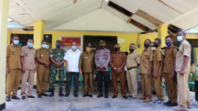 Foto. Bupati Kupang, Korinus Masneno, launching lumbung sosial di Kantor Camat Amarasi.
